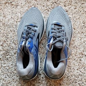 Size 9 Brooks Men's running shoes
